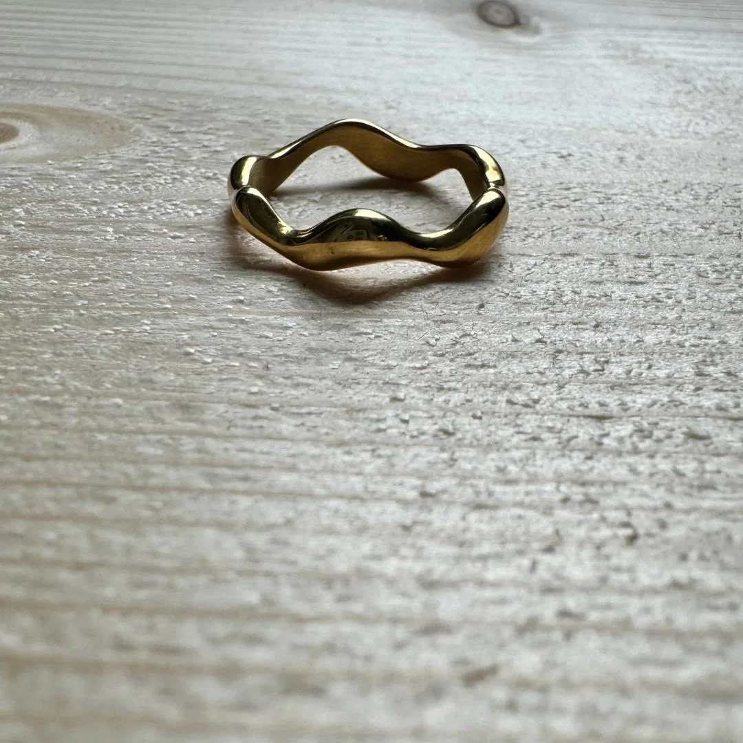 WINNIE Wave Initial Ring - Image 3